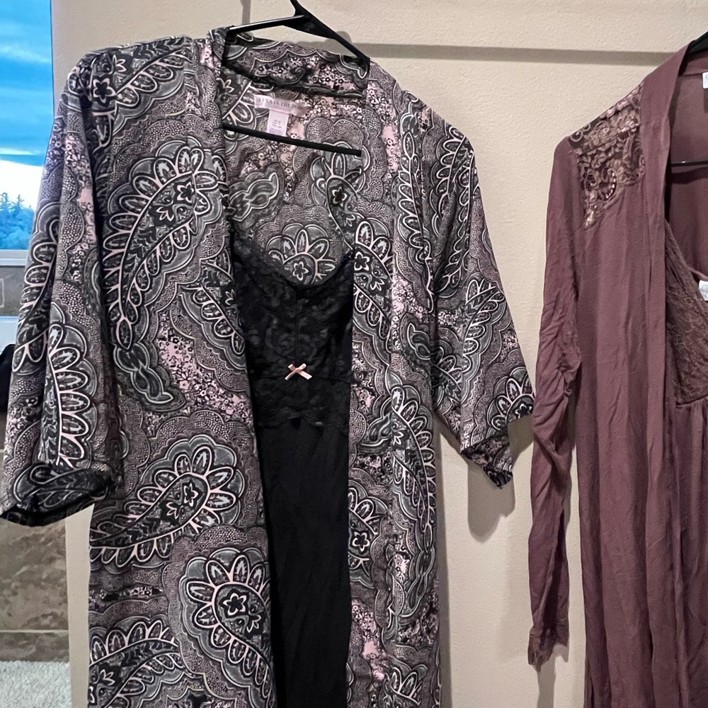 Pea in the Pod nursing gown & robe Sz Small. Black & Pink set is this listing